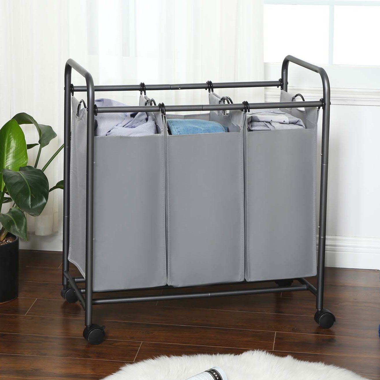 SONGMICS - Panier à Linge 3 compartiments, 132L, Corbeille à Linge, Chariot Linge, sur Roulettes, Panier à Linge avec Poignées, Sacs Amovibles, Gris
