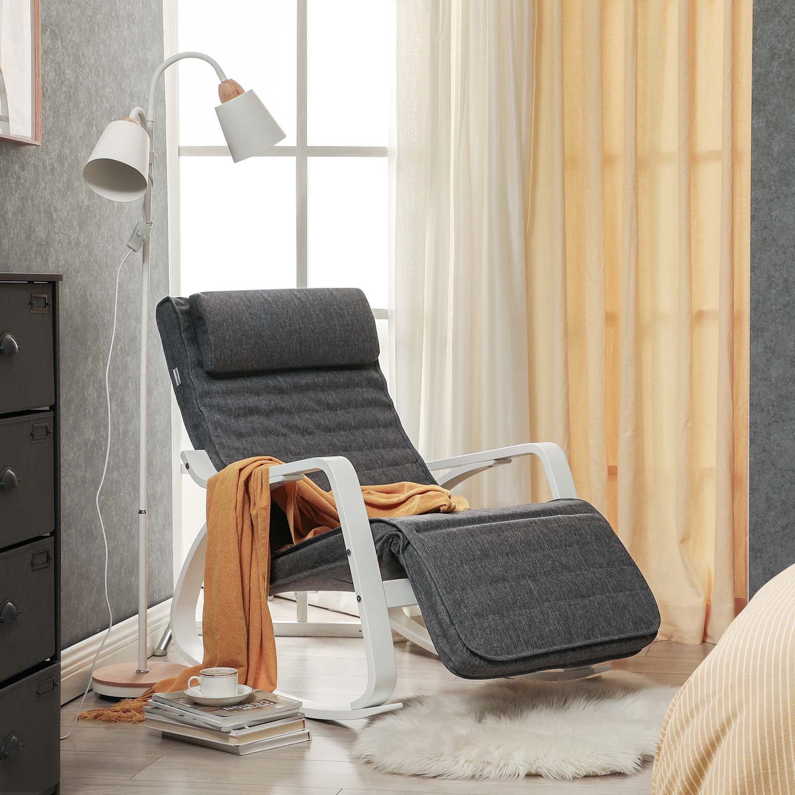 SONGMICS - Fauteuil à Bascule, avec Accoudoirs en Bois, Chaise Berçante avec Repose-Pieds Réglable, Capacité 150 kg, Gris Foncé et Blanc