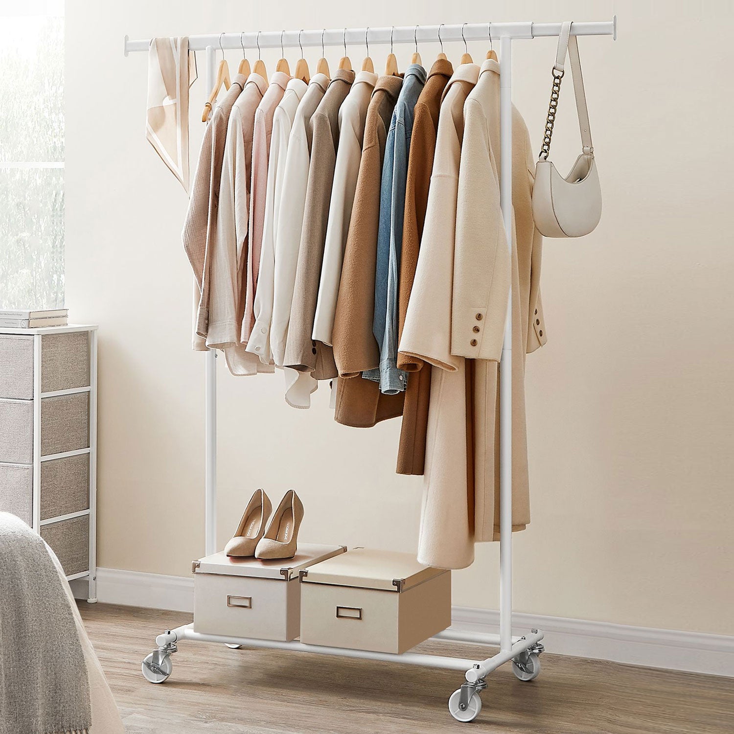 SONGMICS - Portant à Vêtements avec Roulettes, Porte-manteau, Rangement Vêtement, Penderie sur Roulette, Capacité de Charge 90 kg, Blanc Classique