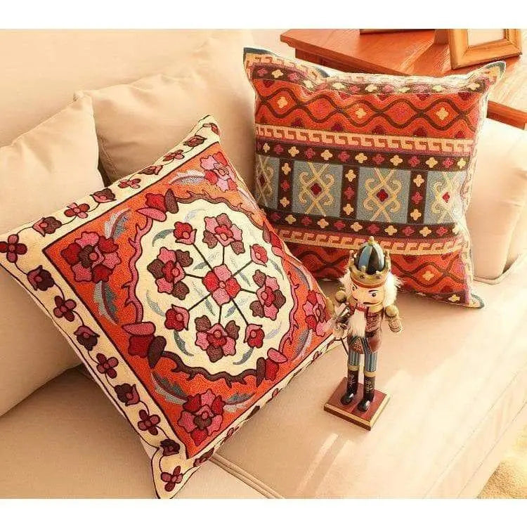 Housse de coussin brodée géométrique