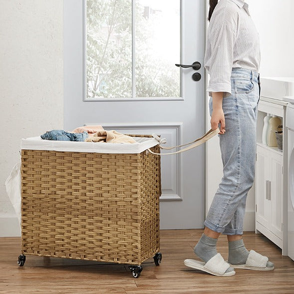 SONGMICS - Panier à Linge Osier avec Couvercle, 140L, Corbeille Linge Tressé, avec Roulettes, 3 Compartiments, Sac Intérieur Amovible, pour Buanderie
