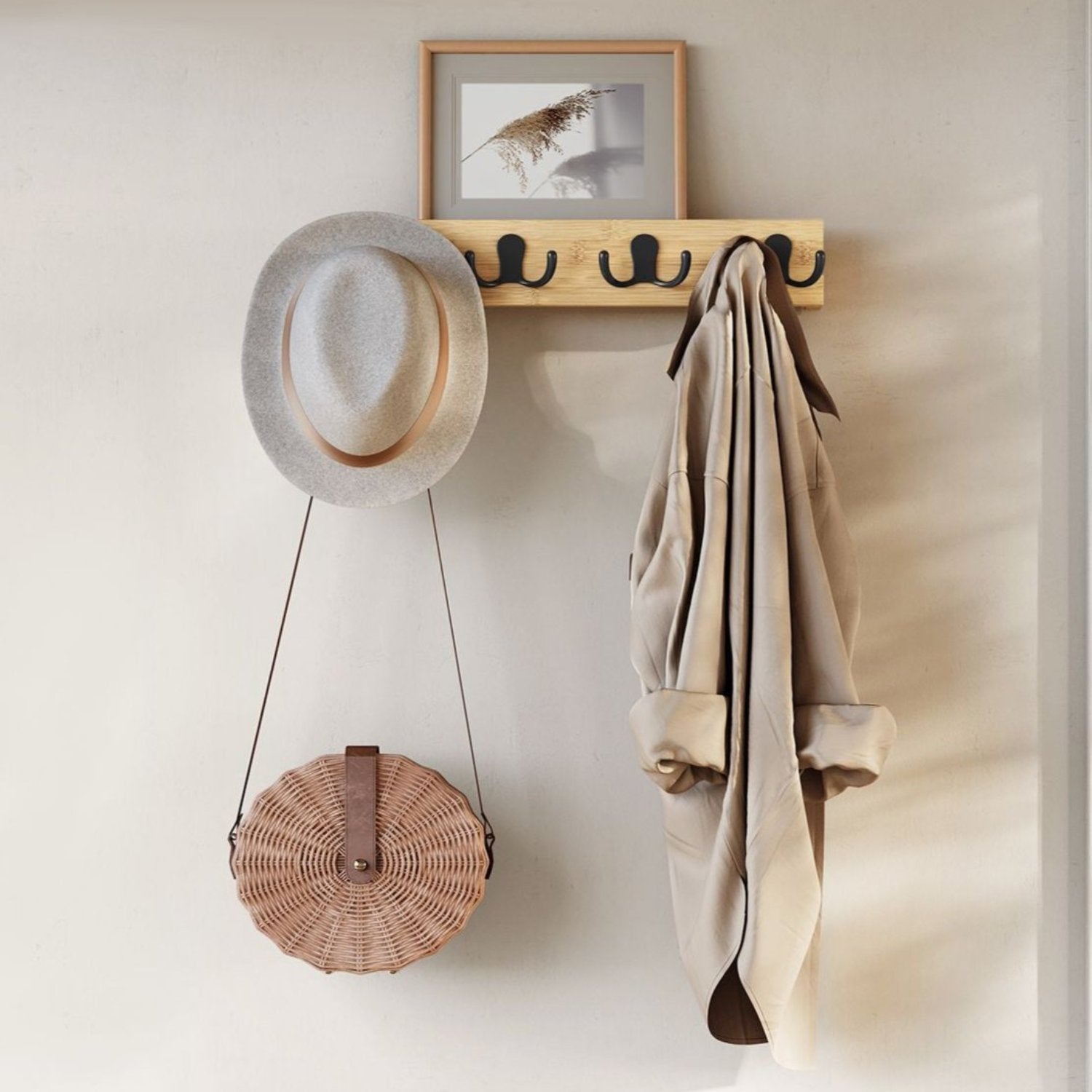 SONGMICS - Patère Murale, Porte Manteau Mural, avec Étagère, 4 Crochets Doubles en Métal, Gain de Place, pour Entrée, Charge Jusqu’à 16 kg, Bambou