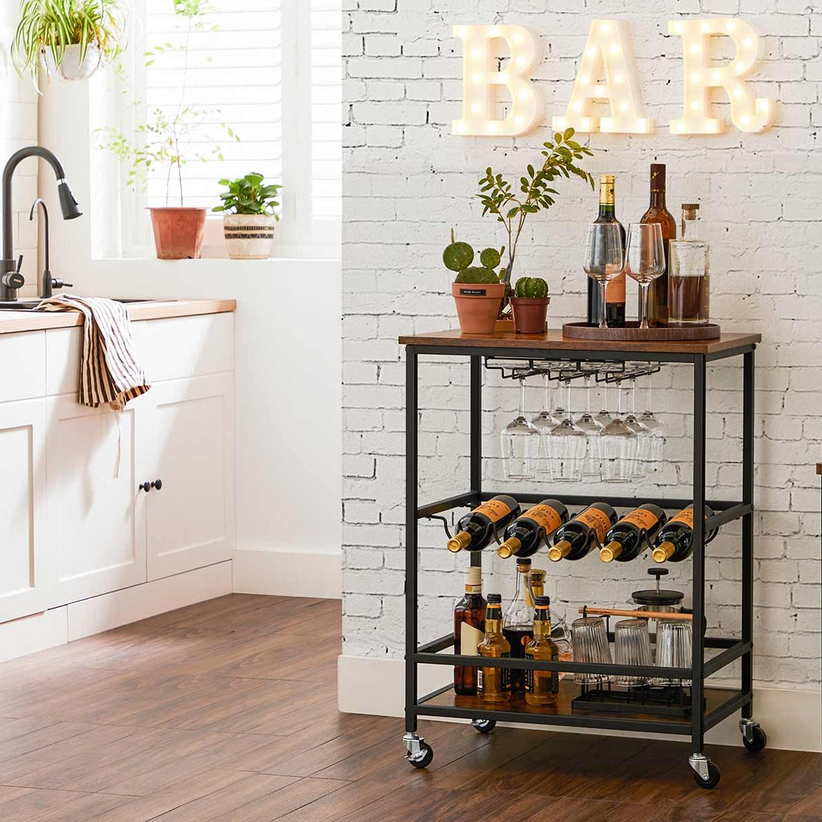 VASAGLE - Desserte cuisine, Etagere a vin avec Supports pour Verres, Porte Bouteilles, Etagere cuisine, Desserte a roulette, Marron Rustique et Noir