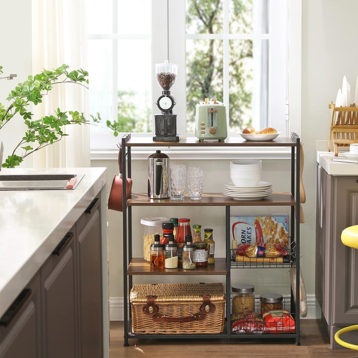 VASAGLE - Étagère debout avec 2 paniers en métal, étagère de cuisine, étagère de boulanger avec crochets et étagères, étagère micro-ondes