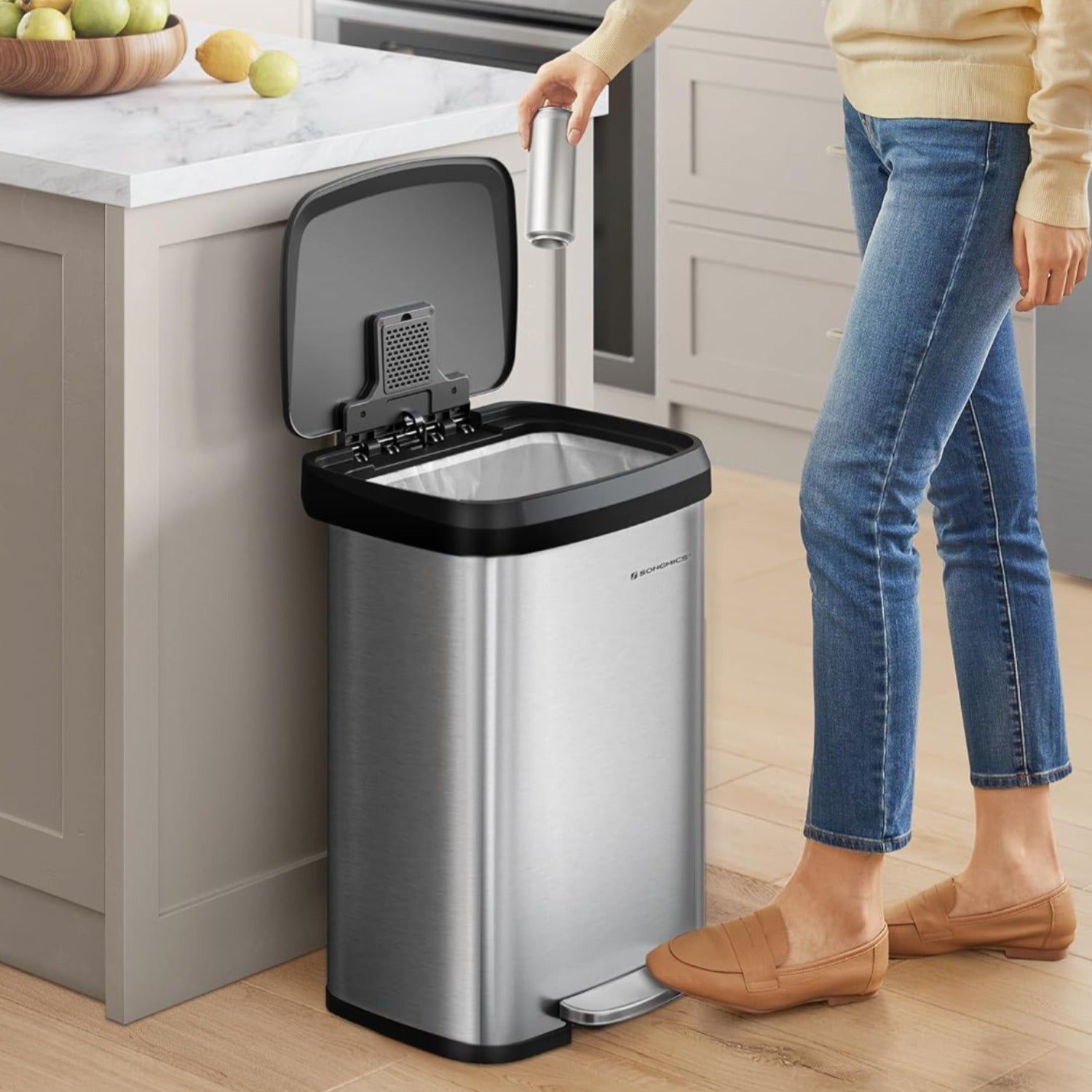 SONGMICS - Poubelle de Cuisine, 50L, Poubelle à Pédale en Métal, avec Couvercle à Fermeture en Douceur, Seau Intérieur, en Acier, Argent et Noir