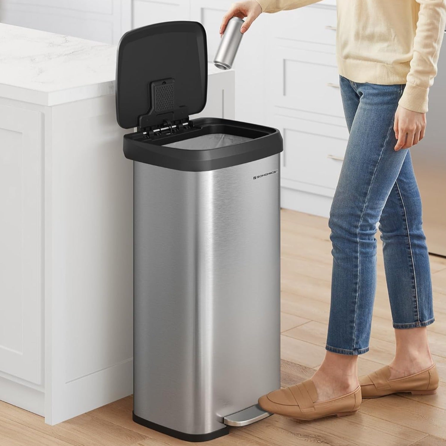 SONGMICS - Poubelle de Cuisine, 68L, à pédale, en métal, avec couvercle à charnière et poignées, haute, étroite et spacieuse, Argenté/Noir