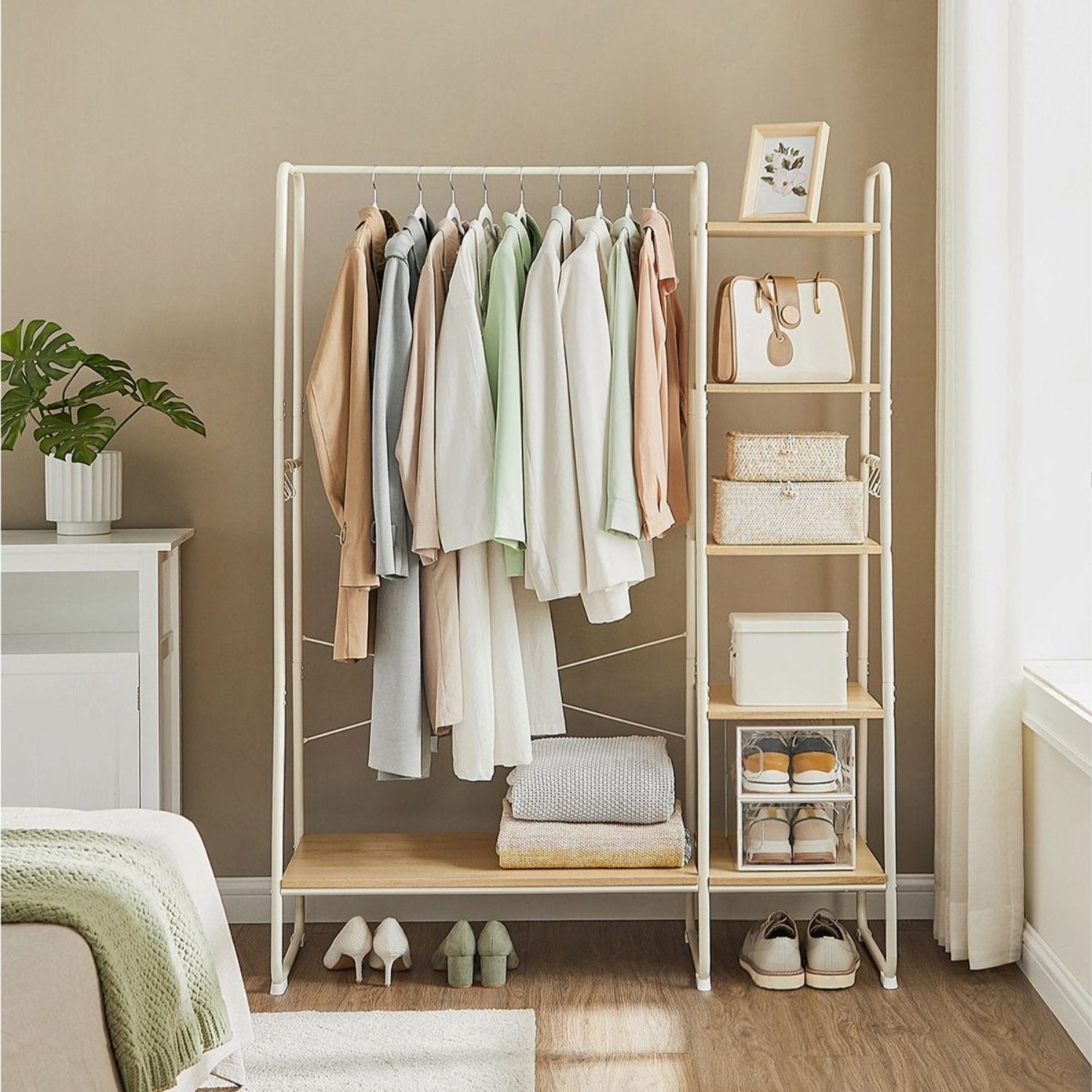 VASAGLE - Portant Vêtement Solide, jusqu'à 220kg, Armoire Ouverte, avec 5 Étagèress de Rangement, 6 Crochets, Style Industriel, Chêne et Blanc