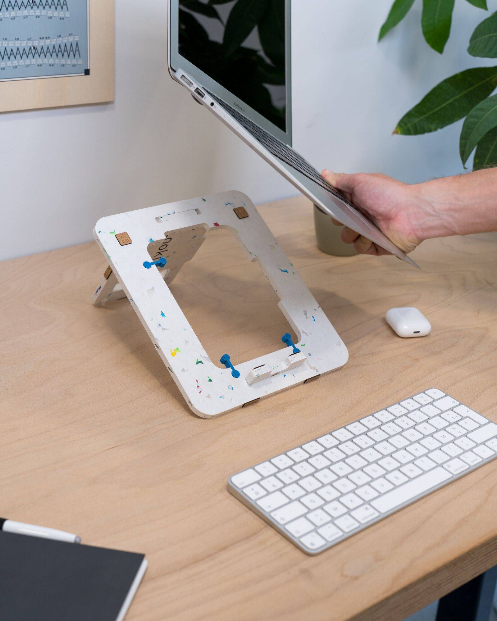 Support d'ordinateur portable en plastique recyclé LOOKUP