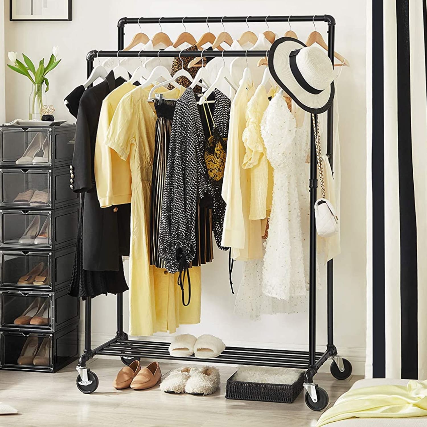SONGMICS - Portant Vêtement Solide, Double, Capacité de Charge 110kg, Portant à Roulettes, Porte Manteau sur Pied, Deux Barres, Étagère en métal, Noir